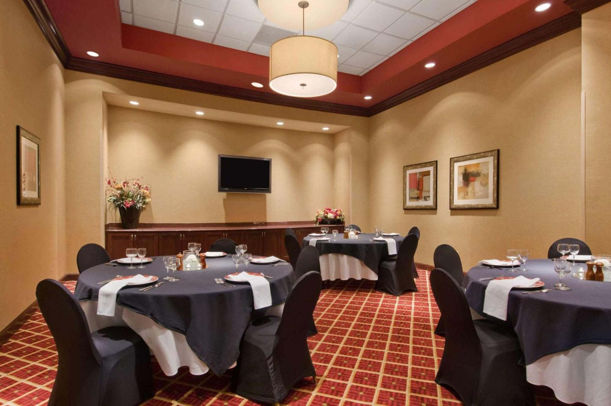 Embassy Suites By Hilton Charlotte Concord Golf Resort & Spa Restaurant photo